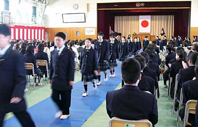 4日行われた県立燕中等教育学校の入学式