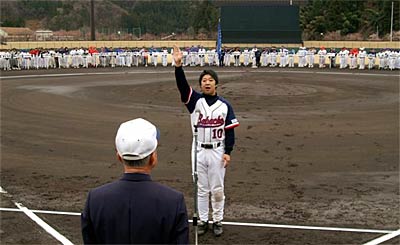 16日行われた三条野球連盟の平成18年度開幕式で選手宣誓を行う(株)カネタ馬場長の山賀智広主将
