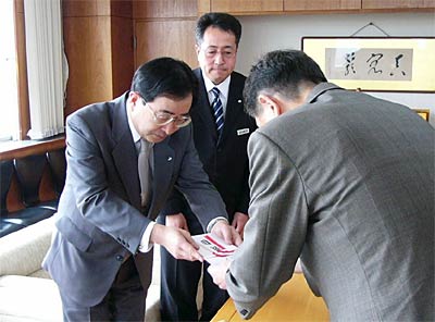左から三条信用金庫の金子常務理事、渋谷職員会幹事、高橋三条市長