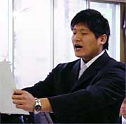 宣誓書を読み上げる前山直人さん