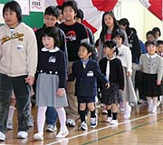 6年生に手を引かれて入場する1年生