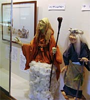 子どもの背ほどもある大きな人形