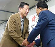 高橋三条市長と握手する小林氏