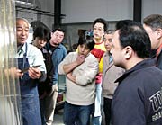 渡辺さんの指導に聴き入る会員