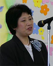 あいさつする大竹園長
