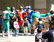 カモレンジャーと子どもたちで記念撮影