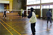 同社体育館で練習するメンバー