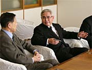 調印後、談笑する高橋市長と高屋社長
