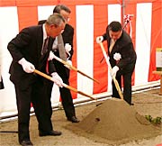 くわ入れをする工事関係者