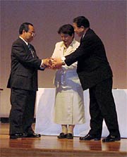 壇上で握手する燕市長選候補3氏