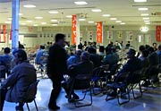 開票を待つ高橋陣営事務所は終始、沈うつな雰囲気