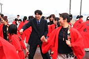 よさこいソーランの踊りの輪に入る杉井氏
