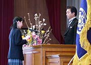 新入生代表で誓いの言葉を述べる長谷川さん