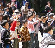 ステージに目をくぎ付けの子どもたち