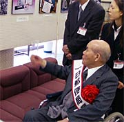 一日郵便局長を務める野崎さん