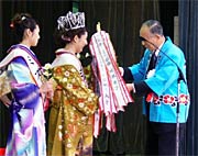 ミス雪椿にトロフィーを手渡す小池加茂市長