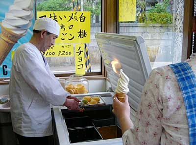 フェーン現象で猛暑となった10日、モナカの手作りアイスとソフトクリームを売る棚橋屋菓子店は次々と客が来店