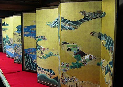 13日から16日までの三条屏風まつりで三条市丸井今井邸に展示される六曲一双「源平合戦図」