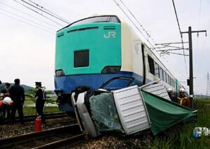 13日朝の信越本線布施谷踏切の事故で列車に巻き込まれた軽トラック