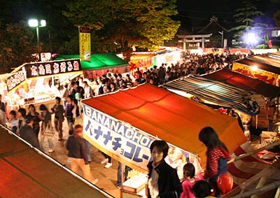 14日始まった三条まつりの八幡宮宵宮祭でにぎわう境内