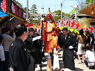 八幡宮を出発する大名行列の主役の天狗