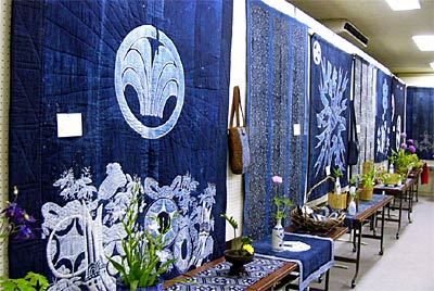22日まで市民ギャラリーつばめで開かれている丸山さんの古布作品展