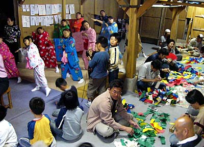 18日夜、戸隠神社の集会所で練習や準備に忙しい木場小路万灯組