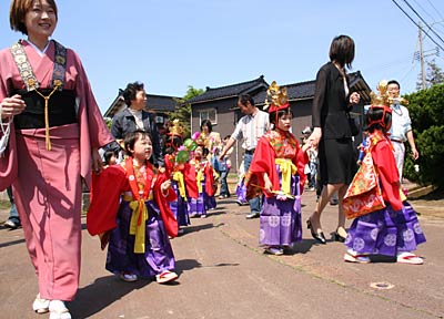 勝円寺の本堂庫裏落成慶讃法要の稚児行列