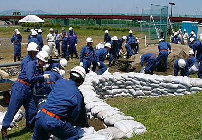 21日、三条市・六ノ町河川緑地で行われた平成18年度信濃川下流水防訓練