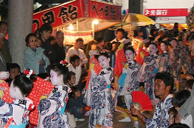 燕・戸隠神社の春季祭礼宵宮祭りで参道で踊る踊り子