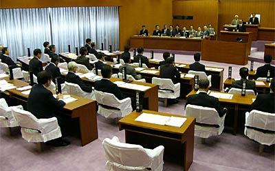 22日開会した三条市議会臨時会