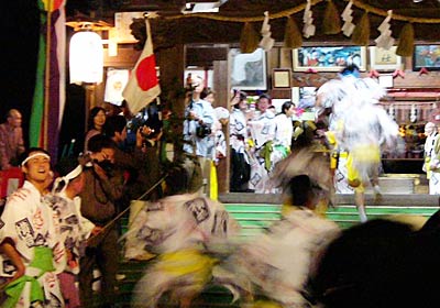 燕・戸隠神社の春季例大祭のハイライト、舞い込み
