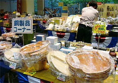 3日からGWフェアー2006が開かれる地場産センターで先行して始まっている金物特価市