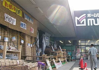 22日の猛暑のなか、ムサシ三条店店頭に並ぶよしず