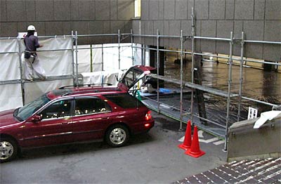 23日始まった三条市役所三条庁舎低層棟下のアスベスト含有剤除去工事