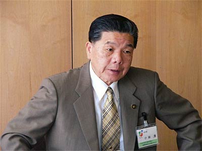 平成18年度予算概要を説明する小林燕市長
