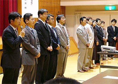 27日開かれた三条市PTA連合会設立総会であいさつする役員、いちばん左が岡田会長