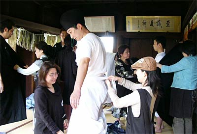 4月30日行われた三条まつり若衆会の衣装の着付けの練習