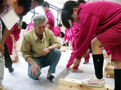 30日、大島中を対象に行われた三条市の木工用工具学習