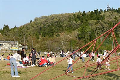 ゴールデンウイークに親子連れや若者でにぎわう三条市槻の森運動公園