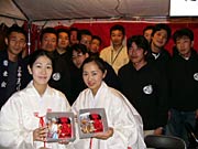 祭りグッズを売る三条若衆会