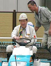 田植機に試乗体験する高橋市長