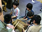 太鼓の練習をする子どもたち