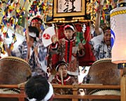 万灯の上で踊るひょっとこ