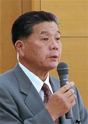 産業ミュージアム建設の予算計上を見送った経緯を説明する小林市長