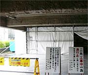 厳重に仕切られた工事エリア、濃いグレーになっている天井がアスベスト含有剤