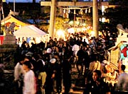 拝殿から参道の方向