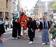 目抜き通りを進む大名行列