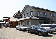 完成した庫裏（手前）と本堂（奥）