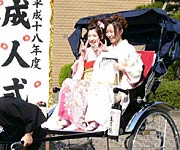 パーティー会場外で人力車に乗って記念撮影